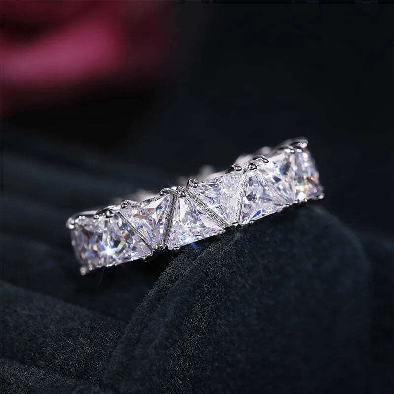 Bague Mariage Zircon Triangulaire – Alliance Femme Luxe TechVisio