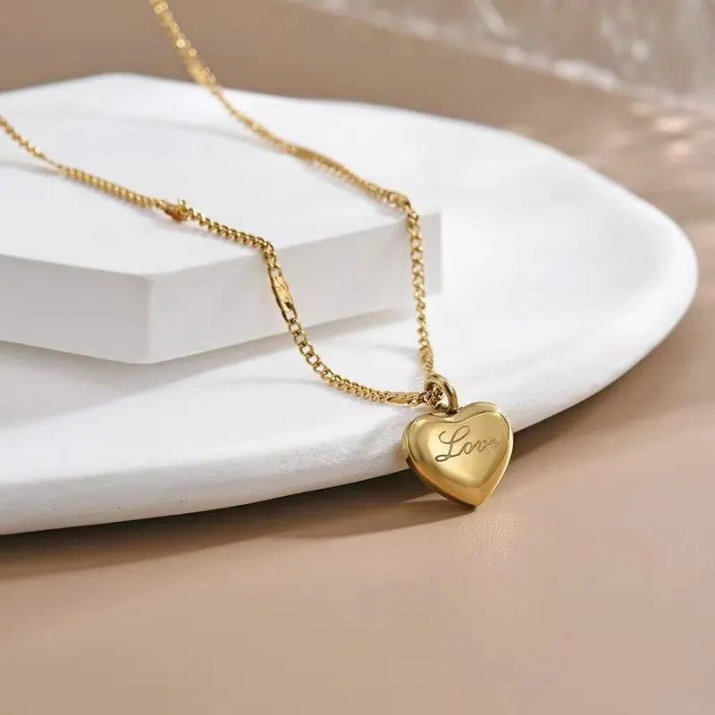 Collier Cœur Pêche Gravé Love – Chaîne Clavicule Dorée | Cadeau Romantique