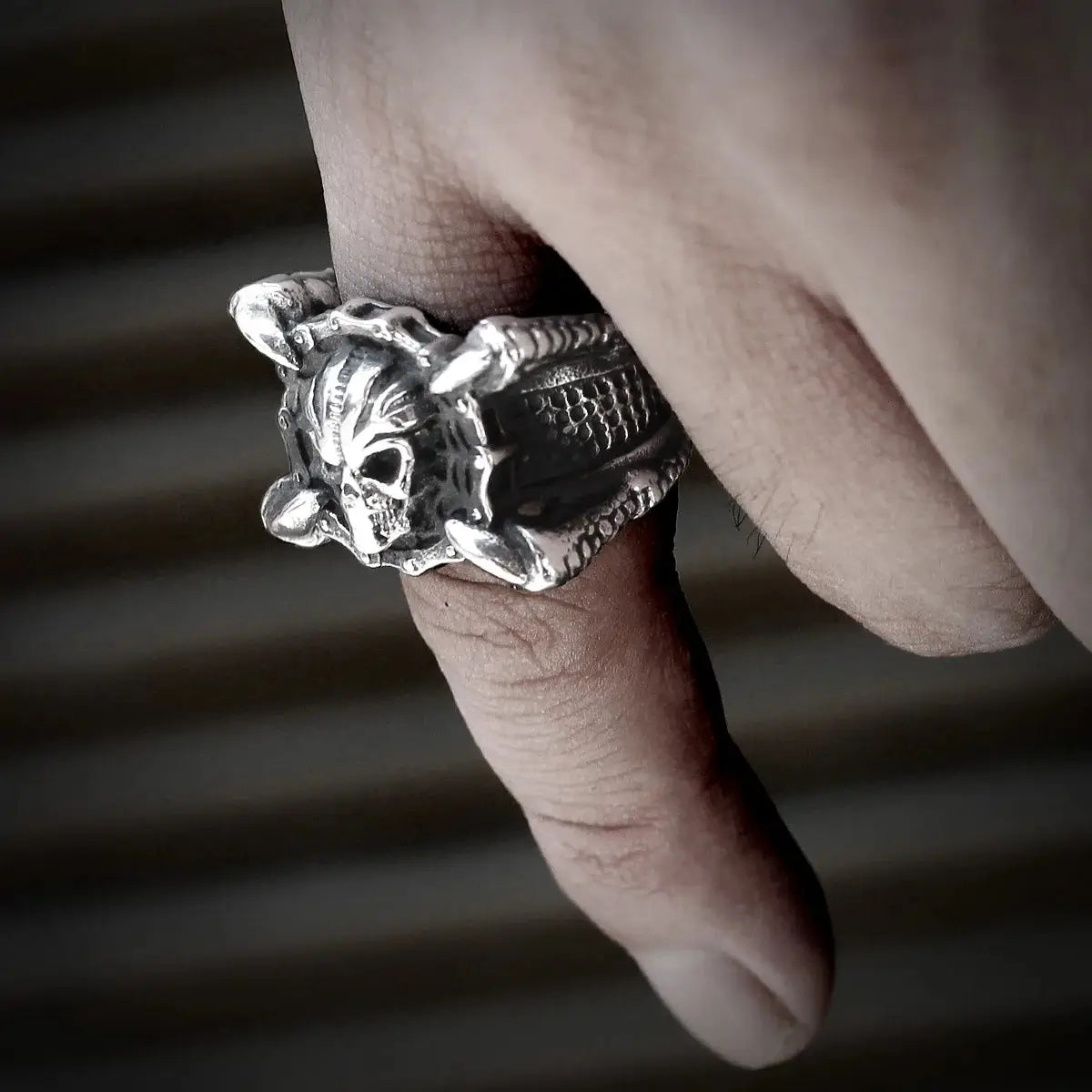 Bague Crâne Griffe de Dragon Metal Town