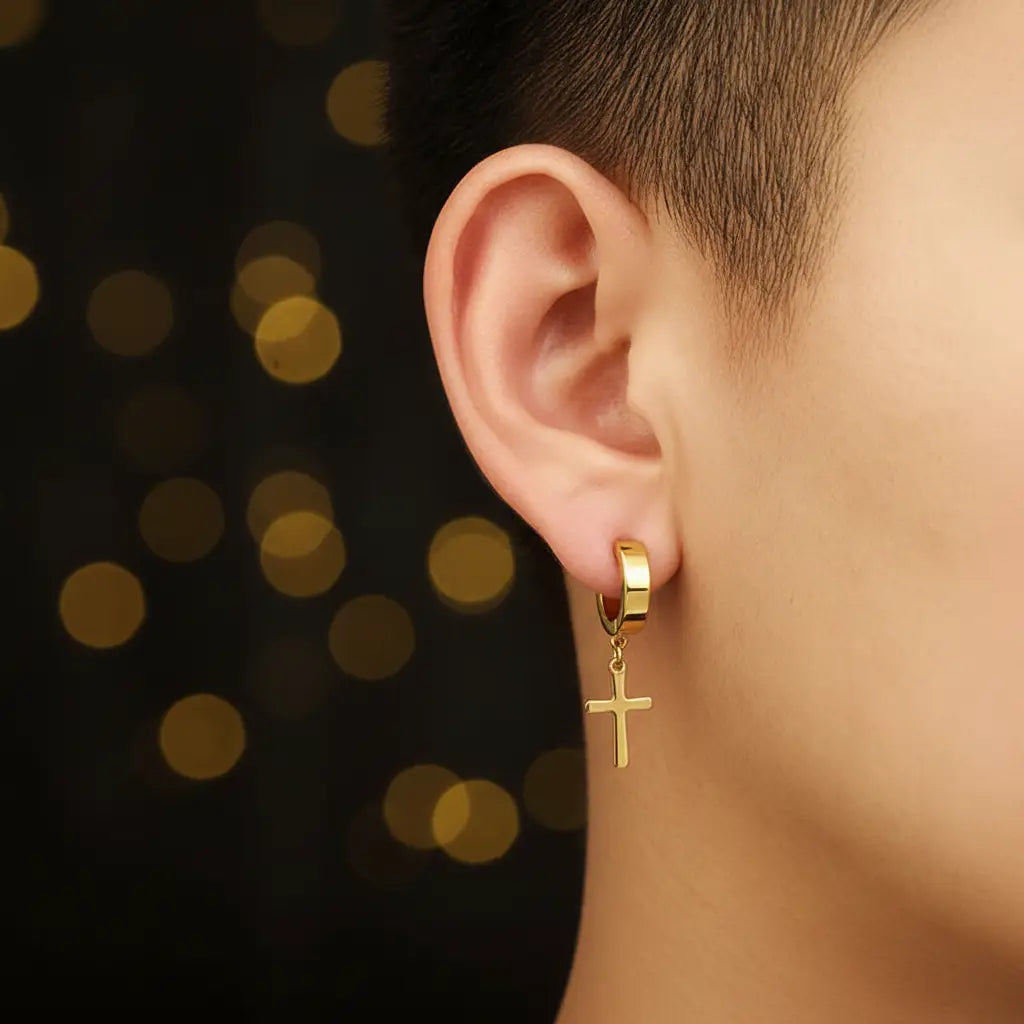 Boucle croix gold portée dark luxury
